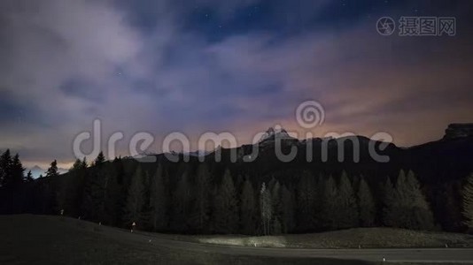 夜空星和云的时间流逝。 山地景观。 意大利视频