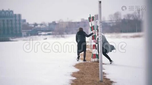 快乐的一对在球场上奔跑和跳跃视频