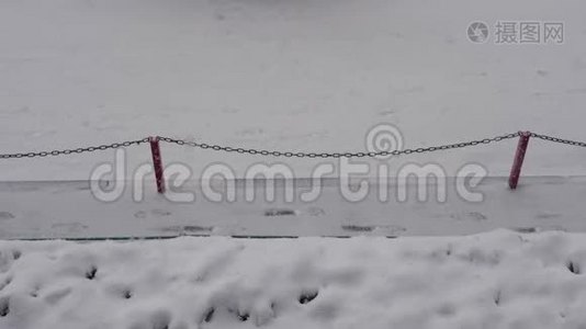 雪在路面上慢慢落下，道路在冬天下雪视频