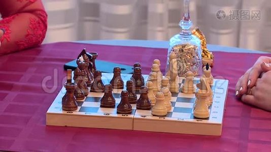 玩棋牌和彩票视频