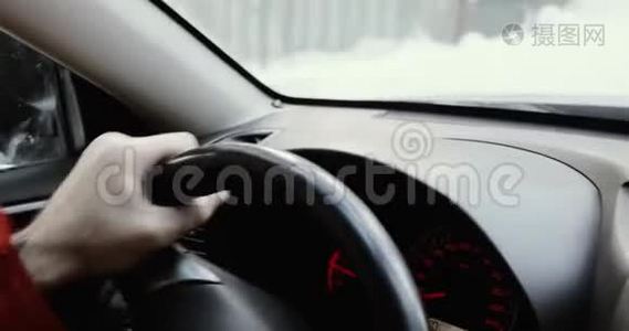 人手在方向盘上的特写。 开车的人。视频
