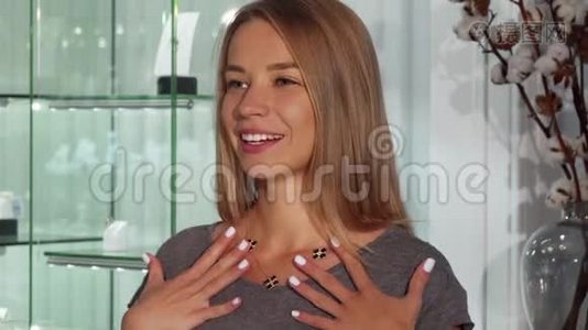 在珠宝店试戴项链的快乐女人视频