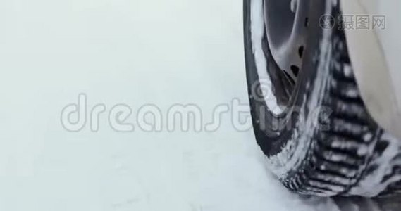 一辆车在森林道路上行驶，在暴风雪中行驶视频