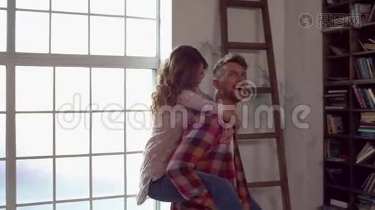 年轻夫妇在家一起在情人节`图书馆的概念男携女朋友视频