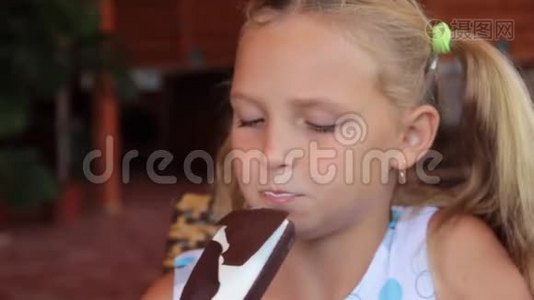吃巧克力冰淇淋的小女孩视频