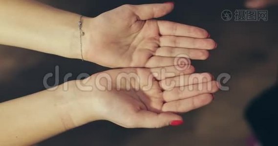 一对年长夫妇手牵手的特写镜头。视频
