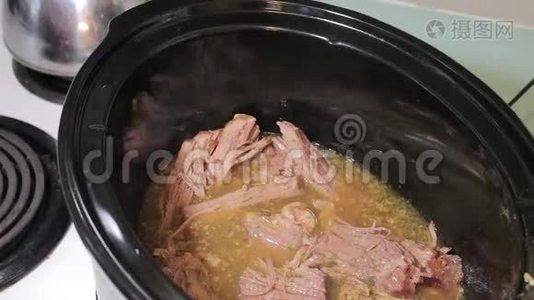 在检查烤猪肉视频