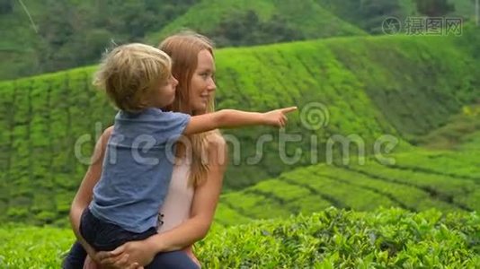 一名年轻女子和她的儿子参观高地茶园的慢镜头。 新鲜，茶的概念视频