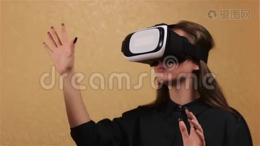 美女用现代虚拟现实眼镜摸东西视频