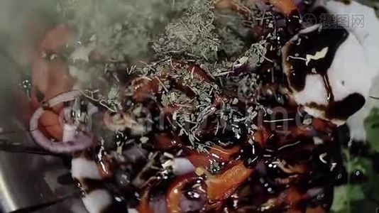 干菜正落在用酱油覆盖的切碎的蔬菜上。视频