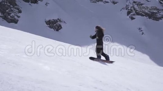 滑雪胜地。 快乐的滑雪者骑在斜坡上，突然中断。 喷雪。 太阳视频