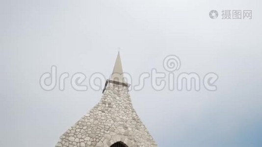 近景轻砖穹顶与监狱格子对灰色多云的天空。 行动。 欧洲的老教堂视频