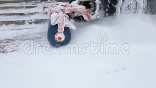 拖拉机与雪犁设备，从街道上清除雪暴雪。视频