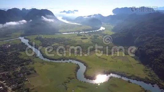 无边无际的高原乡村风光和阳光在河中映照视频