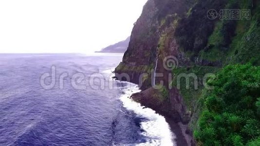新娘从马德拉岛的岩石上的瀑布面纱。 海豹突击队。视频