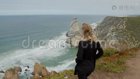 在葡萄牙大西洋的卡波道罗卡的年轻旅行者视频