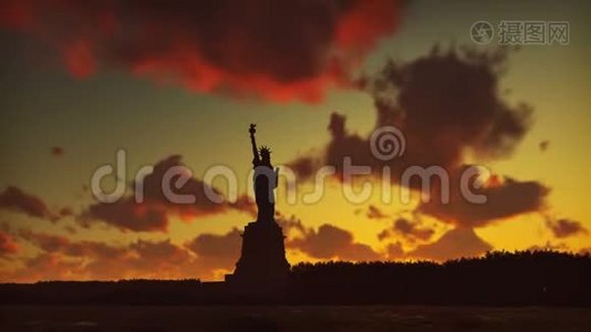 自由女神像日出时，有纽约的天际线和日出，天空背景有云。视频