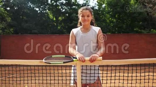 漂亮的年轻网球运动员站在球拍上的肖像。视频
