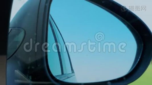 汽车行驶时右侧后视镜的天空反射视频