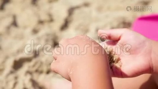 孩子在夏天的沙滩上玩沙子..视频