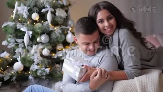 妻子在家温柔地拥抱丈夫，新年前夕送给心爱的女人的礼物视频