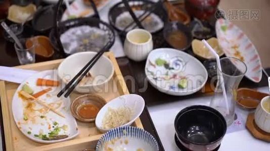 一家日本餐馆饭后空盘子和杯子。 零食物废物概念视频