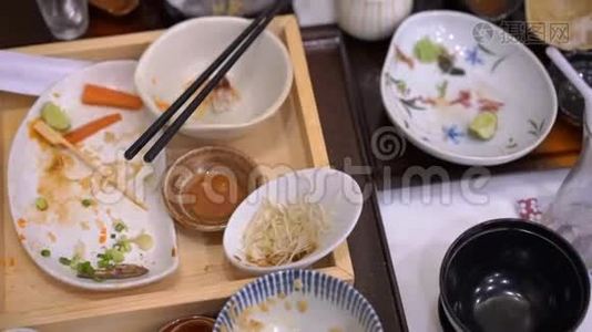 一家日本餐馆饭后空盘子和杯子。 零食物废物概念视频