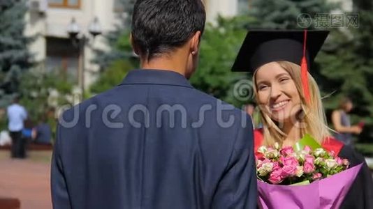 男同学祝贺姐姐毕业典礼，并献上鲜花视频