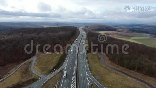 空中拍摄的穿越森林的公路，交通繁忙，4公里视频