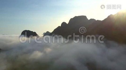 日出前，雾蒙蒙的河流在山上平静视频