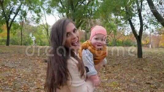 快乐的家庭享受大自然，年轻的妈妈和宝宝在秋天的公园户外玩得开心视频