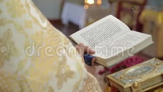 基督教堂中年轻人的婚礼视频