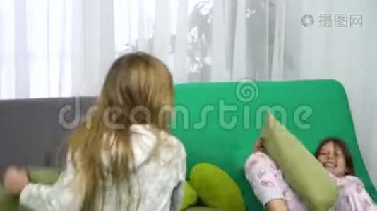 两个小女孩在沙发上抱着枕头打架视频