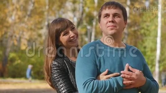 爱情，人际关系，季节和人的概念-快乐的年轻夫妇在秋天公园玩视频