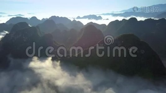 在白色的雾蒙蒙的云层中俯瞰山顶视频
