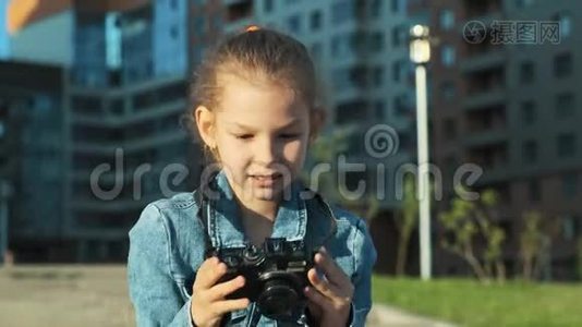 一个拿着相机的小女孩的肖像视频