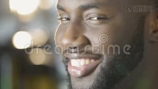 兴奋的非裔美国人健康的白色微笑，看着镜头，特写视频