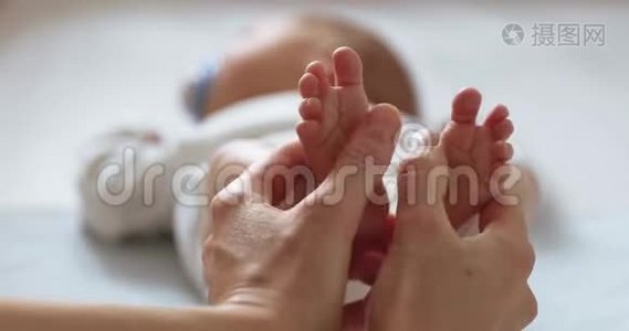 妈妈做新生婴儿脚按摩视频