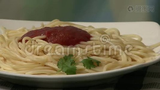 意大利面和番茄酱视频