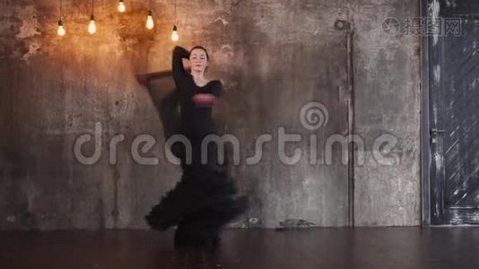 一个穿着一条裙子的年轻女子在跳舞视频