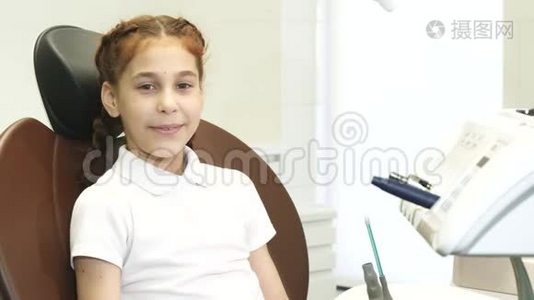 一个安静的女孩坐在医生`接待处视频