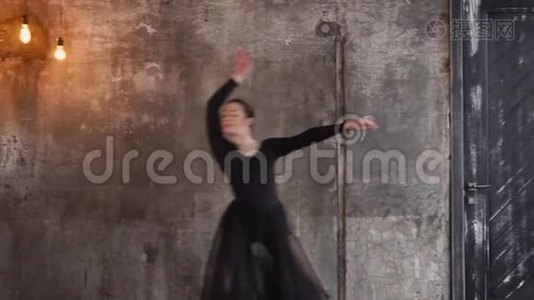 一位年轻女子用塑料动作表演芭蕾舞视频