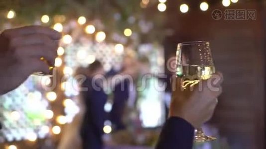 晚会上，人们在举杯庆祝后，捧上了葡萄酒和香槟视频