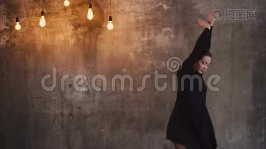 一个年轻的女人，像一个编舞者，在排练舞蹈视频