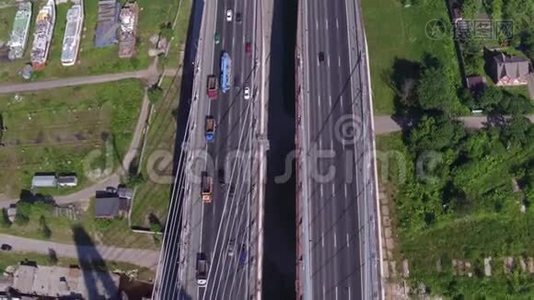 大斜拉桥上的交通..视频