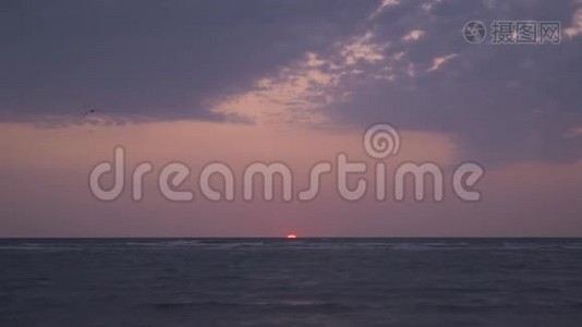 一个人在夕阳下做风筝冲浪视频