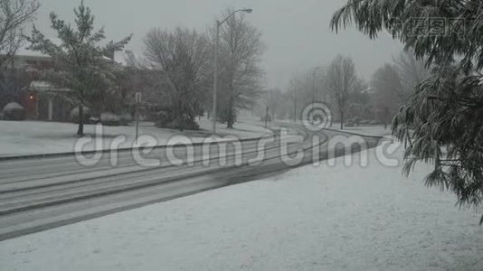 冬天的雪景落在村庄里，寒冷的日子视频