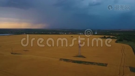 空中拍摄美丽的大麦田，背景是雨和闪电视频