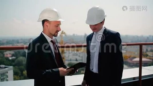 两个戴头盔的人在屋顶谈话视频