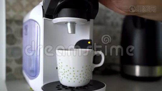 女士准备新鲜咖啡与牛奶，家庭胶囊咖啡机视频